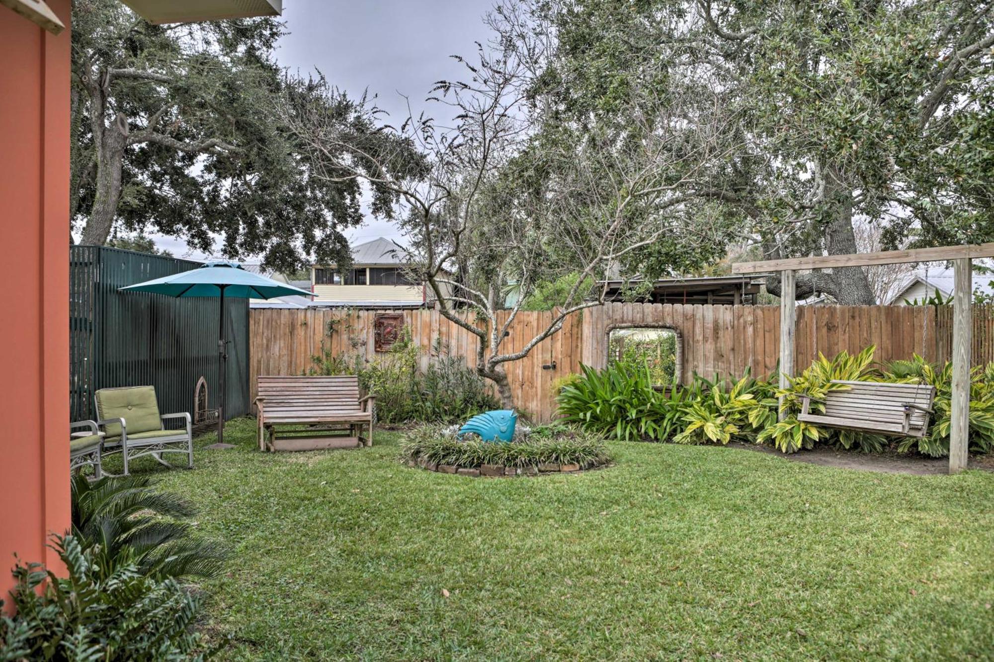 Walk To Beach From Chic Old Town Apartment With Yard Bay St. Louis Exterior photo
