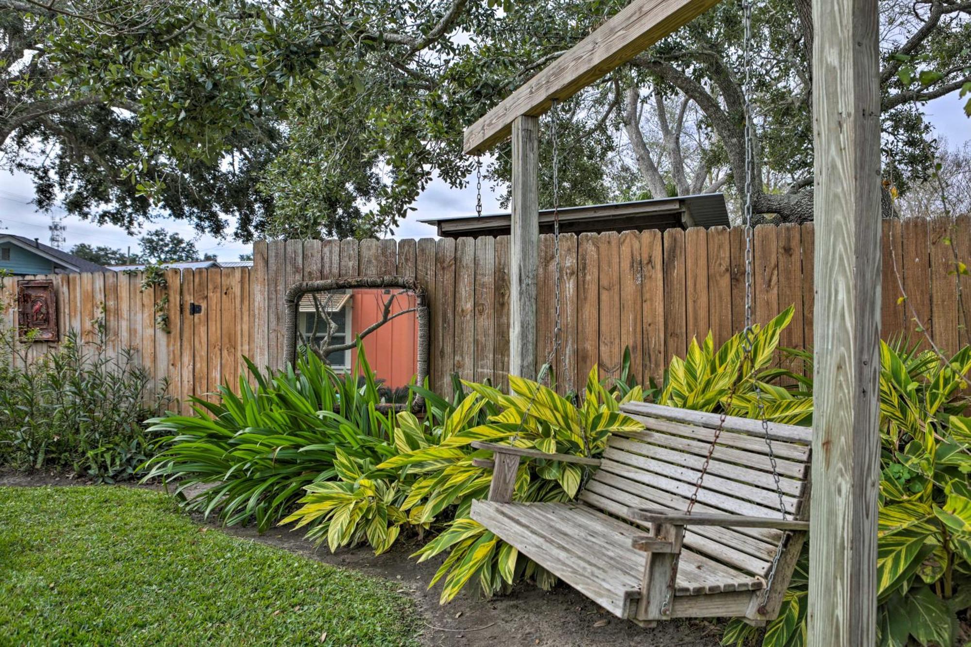 Walk To Beach From Chic Old Town Apartment With Yard Bay St. Louis Exterior photo