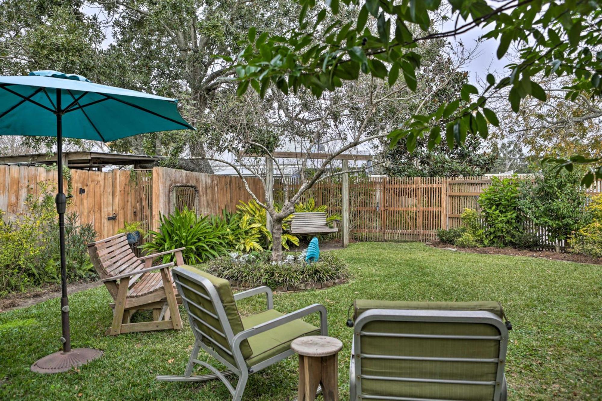 Walk To Beach From Chic Old Town Apartment With Yard Bay St. Louis Exterior photo
